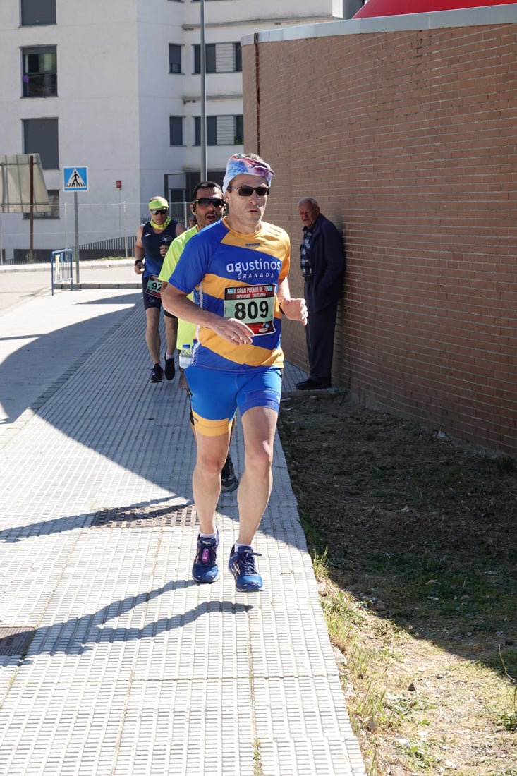 A algunos participantes parece que los 10 kilómetros del reccorido de la prueba de fondo de Loja se les hace leve a tenor de sus sonrisas y buen rollo. Otros en cambio parecen sufrir más o simplemente se concentran para disfrutar de la carrera.