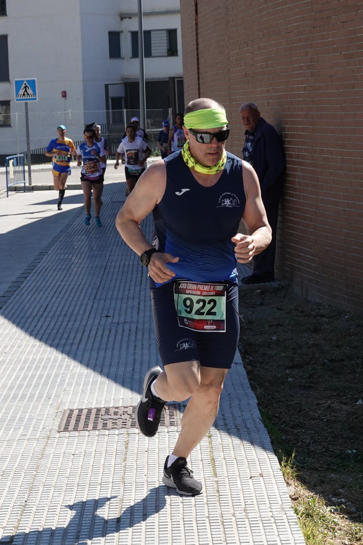 A algunos participantes parece que los 10 kilómetros del reccorido de la prueba de fondo de Loja se les hace leve a tenor de sus sonrisas y buen rollo. Otros en cambio parecen sufrir más o simplemente se concentran para disfrutar de la carrera.