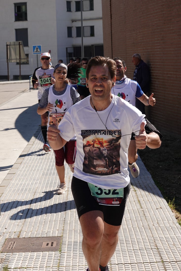 A algunos participantes parece que los 10 kilómetros del reccorido de la prueba de fondo de Loja se les hace leve a tenor de sus sonrisas y buen rollo. Otros en cambio parecen sufrir más o simplemente se concentran para disfrutar de la carrera.