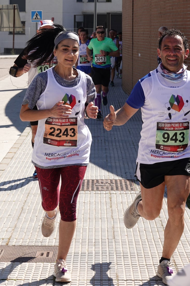 A algunos participantes parece que los 10 kilómetros del reccorido de la prueba de fondo de Loja se les hace leve a tenor de sus sonrisas y buen rollo. Otros en cambio parecen sufrir más o simplemente se concentran para disfrutar de la carrera.