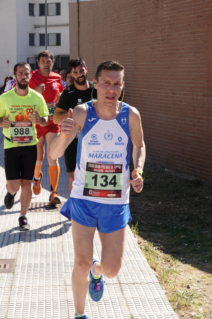 A algunos participantes parece que los 10 kilómetros del reccorido de la prueba de fondo de Loja se les hace leve a tenor de sus sonrisas y buen rollo. Otros en cambio parecen sufrir más o simplemente se concentran para disfrutar de la carrera.