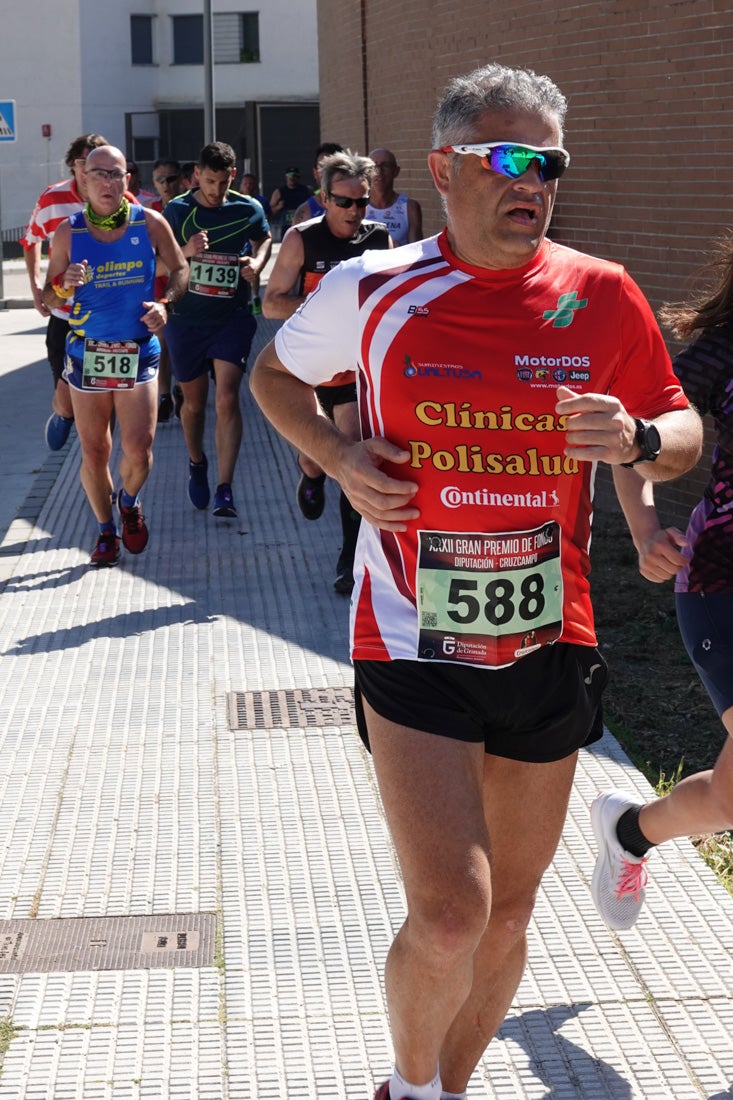 A algunos participantes parece que los 10 kilómetros del reccorido de la prueba de fondo de Loja se les hace leve a tenor de sus sonrisas y buen rollo. Otros en cambio parecen sufrir más o simplemente se concentran para disfrutar de la carrera.