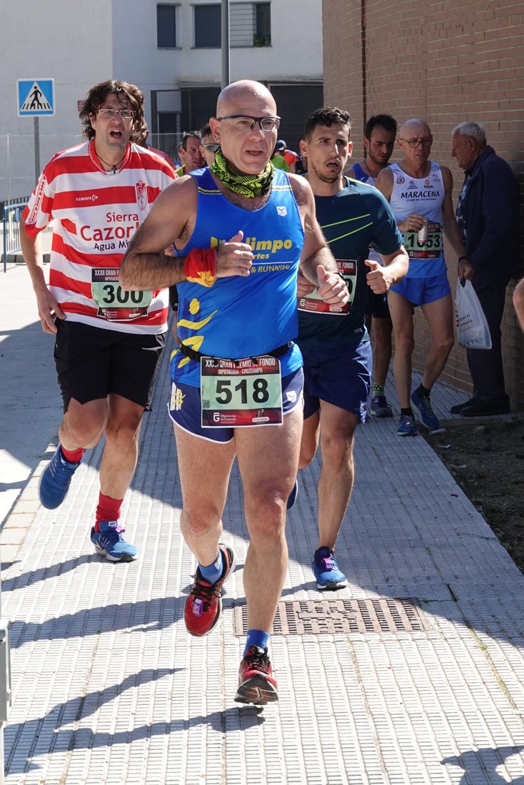 A algunos participantes parece que los 10 kilómetros del reccorido de la prueba de fondo de Loja se les hace leve a tenor de sus sonrisas y buen rollo. Otros en cambio parecen sufrir más o simplemente se concentran para disfrutar de la carrera.