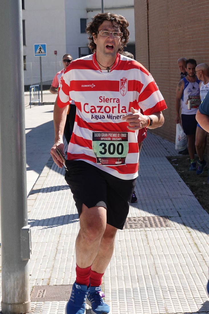 A algunos participantes parece que los 10 kilómetros del reccorido de la prueba de fondo de Loja se les hace leve a tenor de sus sonrisas y buen rollo. Otros en cambio parecen sufrir más o simplemente se concentran para disfrutar de la carrera.