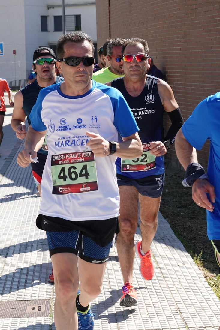 A algunos participantes parece que los 10 kilómetros del reccorido de la prueba de fondo de Loja se les hace leve a tenor de sus sonrisas y buen rollo. Otros en cambio parecen sufrir más o simplemente se concentran para disfrutar de la carrera.