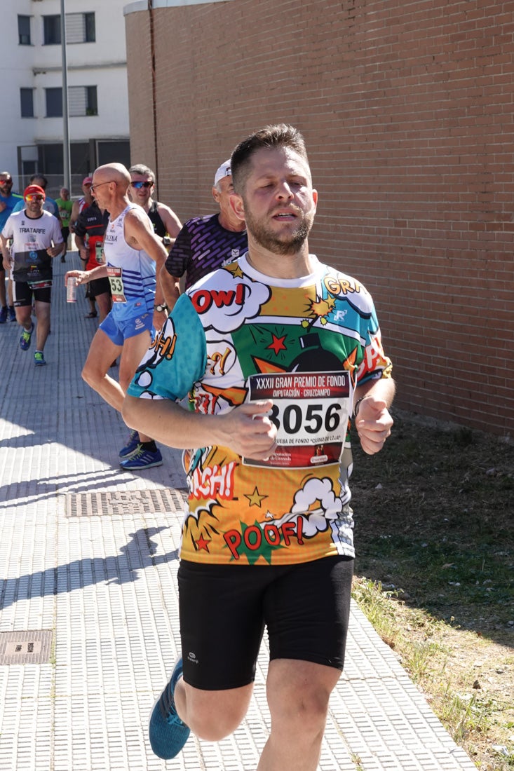 A algunos participantes parece que los 10 kilómetros del reccorido de la prueba de fondo de Loja se les hace leve a tenor de sus sonrisas y buen rollo. Otros en cambio parecen sufrir más o simplemente se concentran para disfrutar de la carrera.