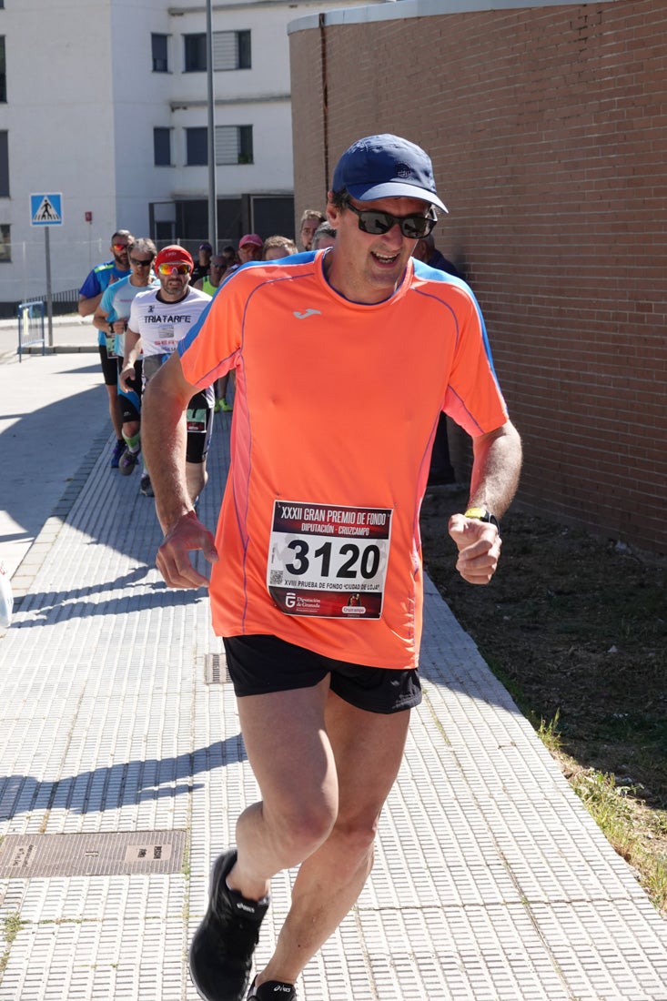 A algunos participantes parece que los 10 kilómetros del reccorido de la prueba de fondo de Loja se les hace leve a tenor de sus sonrisas y buen rollo. Otros en cambio parecen sufrir más o simplemente se concentran para disfrutar de la carrera.