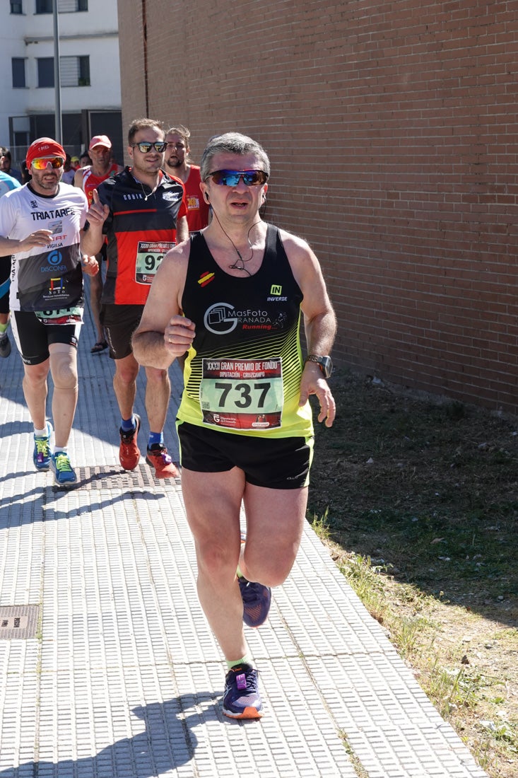 A algunos participantes parece que los 10 kilómetros del reccorido de la prueba de fondo de Loja se les hace leve a tenor de sus sonrisas y buen rollo. Otros en cambio parecen sufrir más o simplemente se concentran para disfrutar de la carrera.