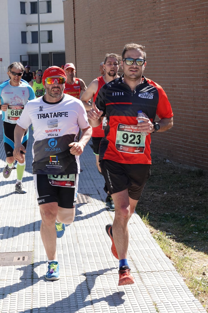 A algunos participantes parece que los 10 kilómetros del reccorido de la prueba de fondo de Loja se les hace leve a tenor de sus sonrisas y buen rollo. Otros en cambio parecen sufrir más o simplemente se concentran para disfrutar de la carrera.