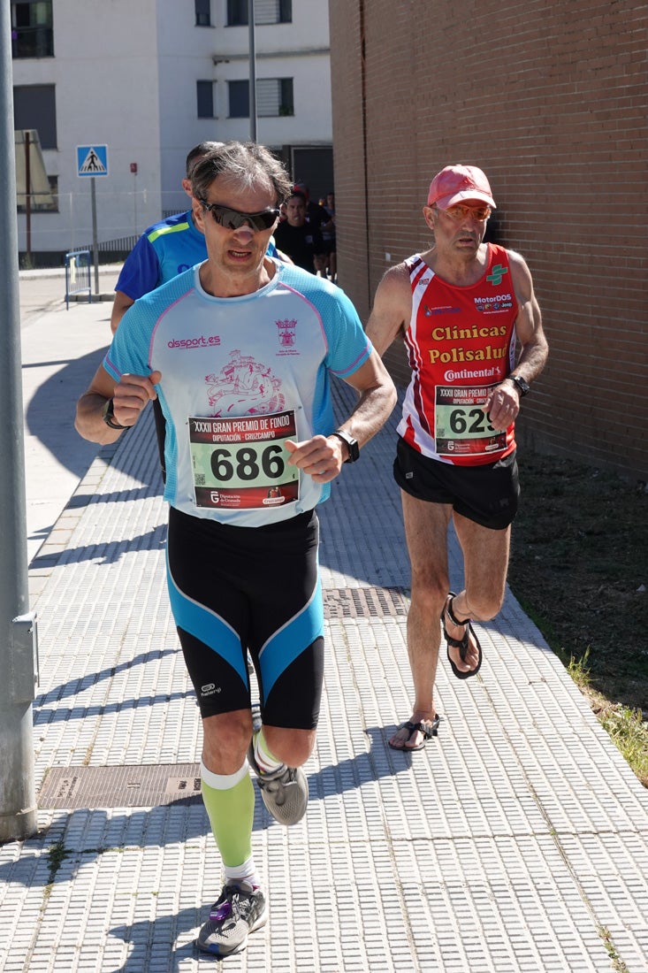 A algunos participantes parece que los 10 kilómetros del reccorido de la prueba de fondo de Loja se les hace leve a tenor de sus sonrisas y buen rollo. Otros en cambio parecen sufrir más o simplemente se concentran para disfrutar de la carrera.