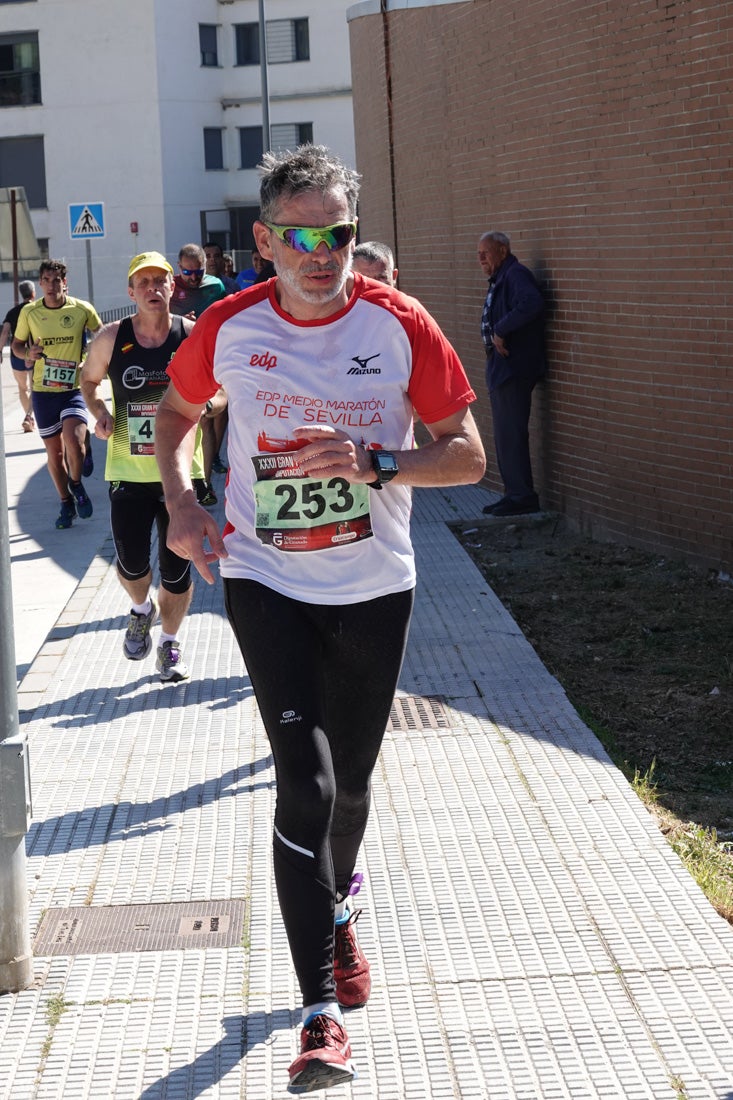 A algunos participantes parece que los 10 kilómetros del reccorido de la prueba de fondo de Loja se les hace leve a tenor de sus sonrisas y buen rollo. Otros en cambio parecen sufrir más o simplemente se concentran para disfrutar de la carrera.