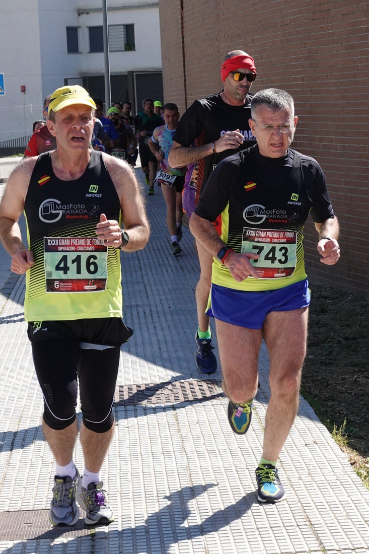 A algunos participantes parece que los 10 kilómetros del reccorido de la prueba de fondo de Loja se les hace leve a tenor de sus sonrisas y buen rollo. Otros en cambio parecen sufrir más o simplemente se concentran para disfrutar de la carrera.