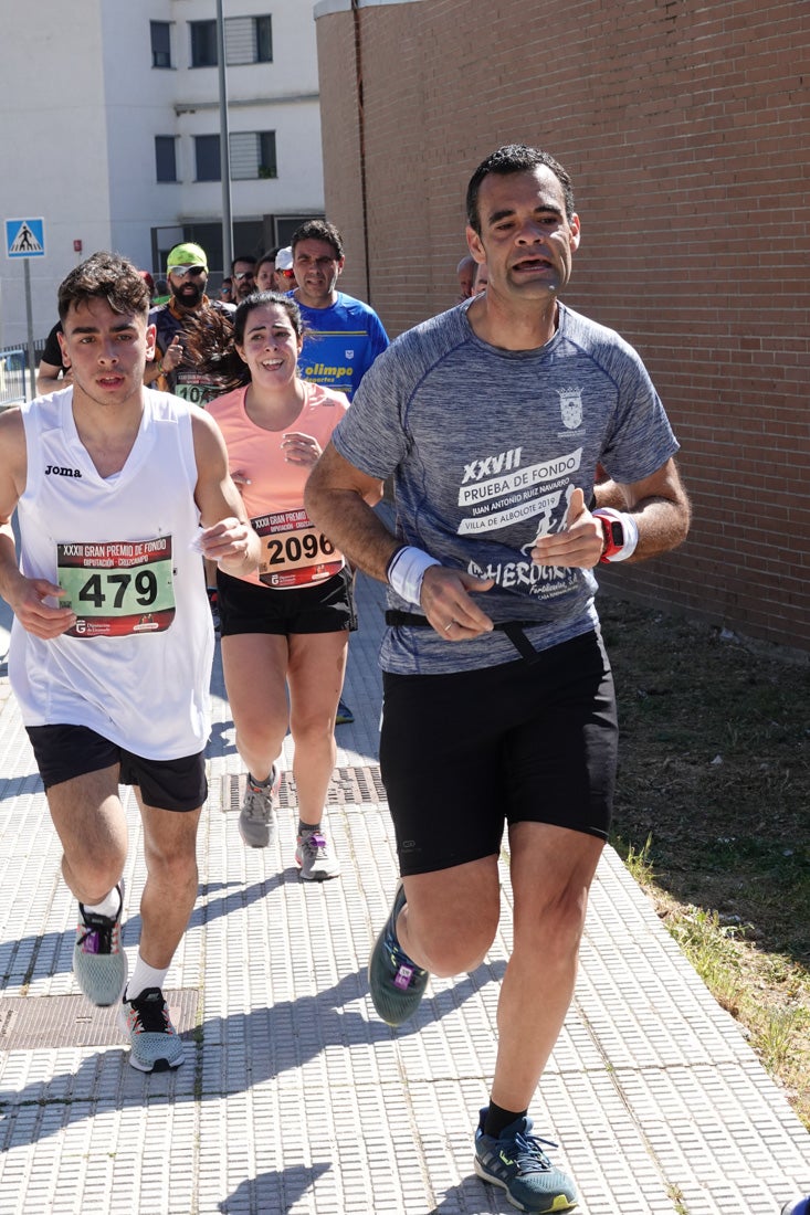 A algunos participantes parece que los 10 kilómetros del reccorido de la prueba de fondo de Loja se les hace leve a tenor de sus sonrisas y buen rollo. Otros en cambio parecen sufrir más o simplemente se concentran para disfrutar de la carrera.