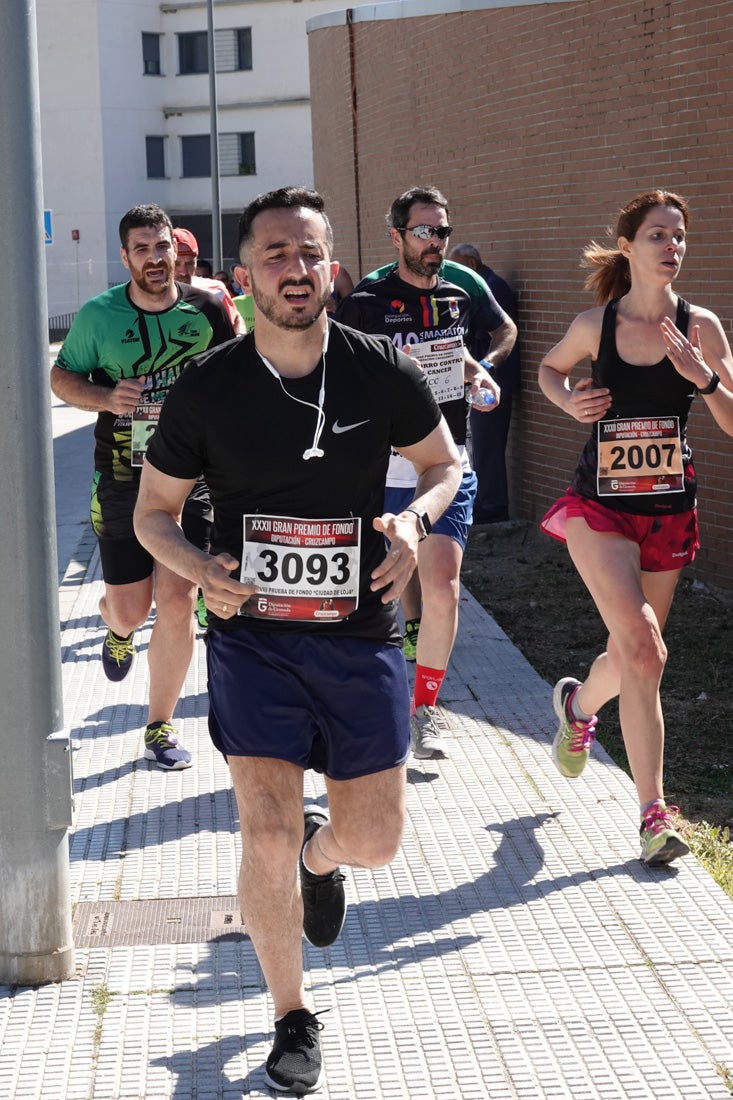 A algunos participantes parece que los 10 kilómetros del reccorido de la prueba de fondo de Loja se les hace leve a tenor de sus sonrisas y buen rollo. Otros en cambio parecen sufrir más o simplemente se concentran para disfrutar de la carrera.