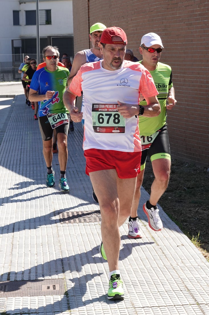 A algunos participantes parece que los 10 kilómetros del reccorido de la prueba de fondo de Loja se les hace leve a tenor de sus sonrisas y buen rollo. Otros en cambio parecen sufrir más o simplemente se concentran para disfrutar de la carrera.