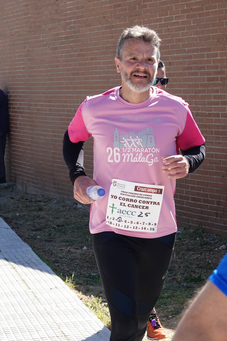 A algunos participantes parece que los 10 kilómetros del reccorido de la prueba de fondo de Loja se les hace leve a tenor de sus sonrisas y buen rollo. Otros en cambio parecen sufrir más o simplemente se concentran para disfrutar de la carrera.