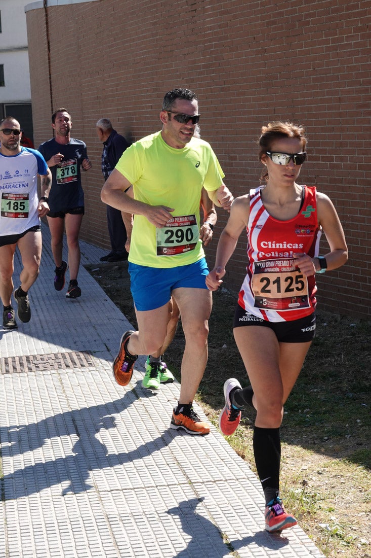 A algunos participantes parece que los 10 kilómetros del reccorido de la prueba de fondo de Loja se les hace leve a tenor de sus sonrisas y buen rollo. Otros en cambio parecen sufrir más o simplemente se concentran para disfrutar de la carrera.