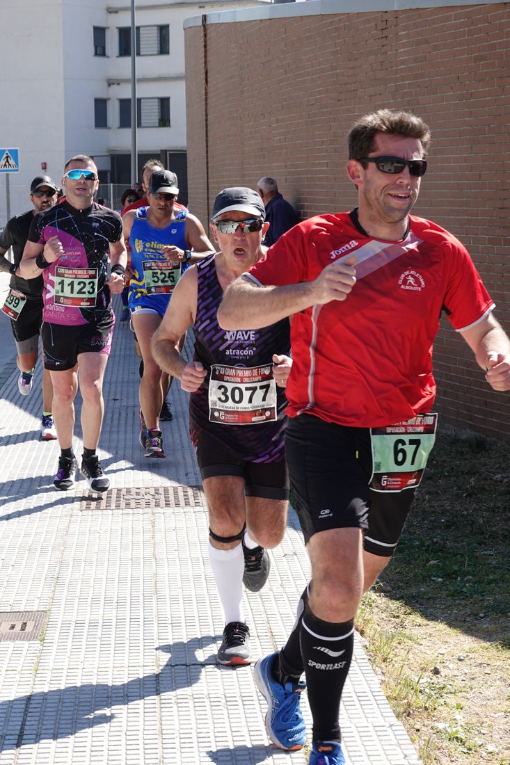 A algunos participantes parece que los 10 kilómetros del reccorido de la prueba de fondo de Loja se les hace leve a tenor de sus sonrisas y buen rollo. Otros en cambio parecen sufrir más o simplemente se concentran para disfrutar de la carrera.