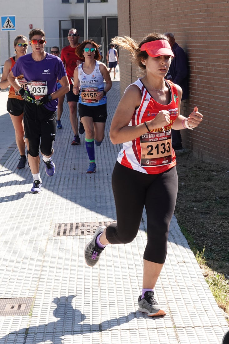 A algunos participantes parece que los 10 kilómetros del reccorido de la prueba de fondo de Loja se les hace leve a tenor de sus sonrisas y buen rollo. Otros en cambio parecen sufrir más o simplemente se concentran para disfrutar de la carrera.