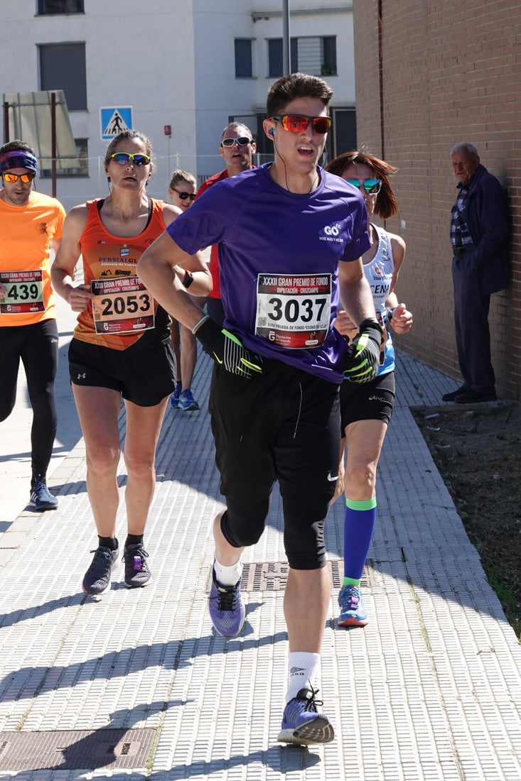 A algunos participantes parece que los 10 kilómetros del reccorido de la prueba de fondo de Loja se les hace leve a tenor de sus sonrisas y buen rollo. Otros en cambio parecen sufrir más o simplemente se concentran para disfrutar de la carrera.