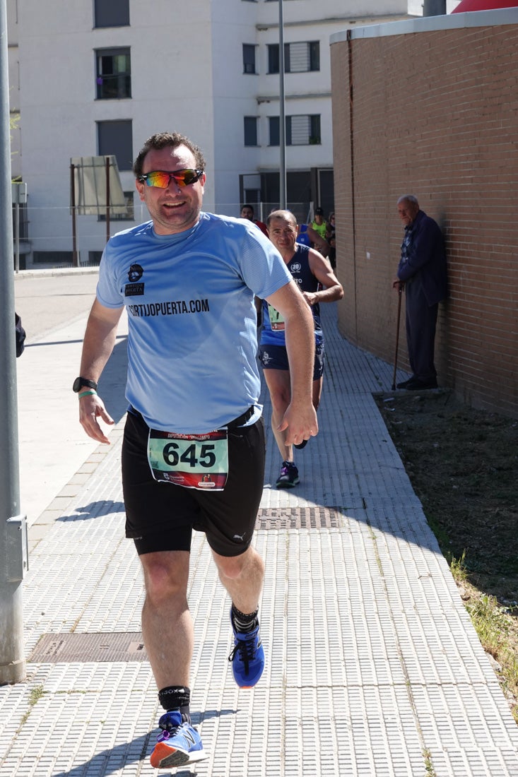 A algunos participantes parece que los 10 kilómetros del reccorido de la prueba de fondo de Loja se les hace leve a tenor de sus sonrisas y buen rollo. Otros en cambio parecen sufrir más o simplemente se concentran para disfrutar de la carrera.