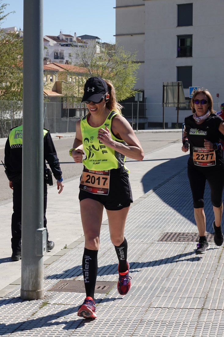 A algunos participantes parece que los 10 kilómetros del reccorido de la prueba de fondo de Loja se les hace leve a tenor de sus sonrisas y buen rollo. Otros en cambio parecen sufrir más o simplemente se concentran para disfrutar de la carrera.