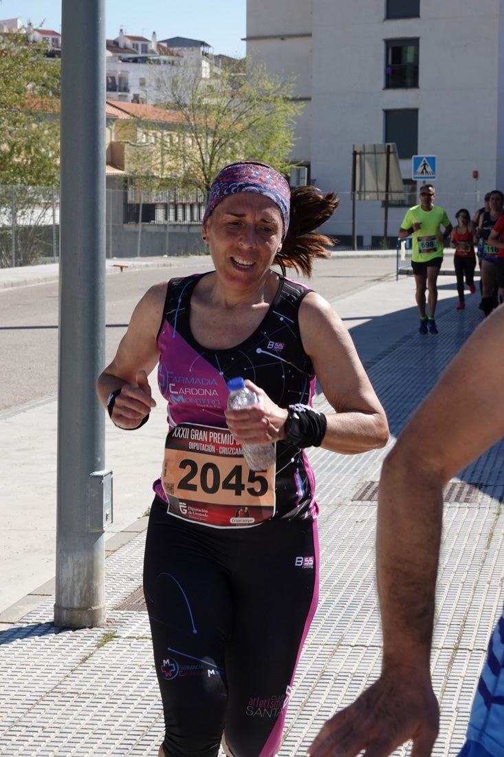 A algunos participantes parece que los 10 kilómetros del reccorido de la prueba de fondo de Loja se les hace leve a tenor de sus sonrisas y buen rollo. Otros en cambio parecen sufrir más o simplemente se concentran para disfrutar de la carrera.