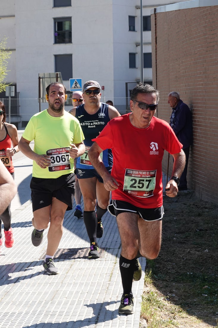 A algunos participantes parece que los 10 kilómetros del reccorido de la prueba de fondo de Loja se les hace leve a tenor de sus sonrisas y buen rollo. Otros en cambio parecen sufrir más o simplemente se concentran para disfrutar de la carrera.