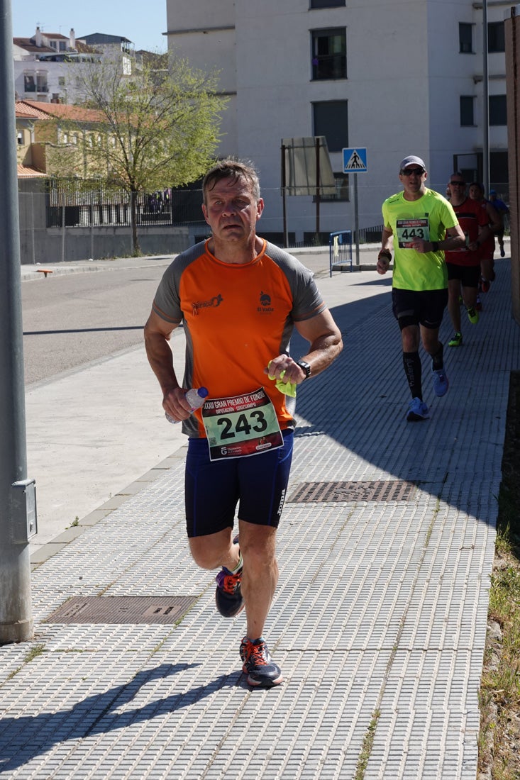 A algunos participantes parece que los 10 kilómetros del reccorido de la prueba de fondo de Loja se les hace leve a tenor de sus sonrisas y buen rollo. Otros en cambio parecen sufrir más o simplemente se concentran para disfrutar de la carrera.