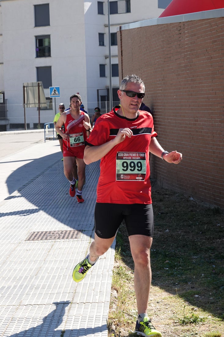 A algunos participantes parece que los 10 kilómetros del reccorido de la prueba de fondo de Loja se les hace leve a tenor de sus sonrisas y buen rollo. Otros en cambio parecen sufrir más o simplemente se concentran para disfrutar de la carrera.