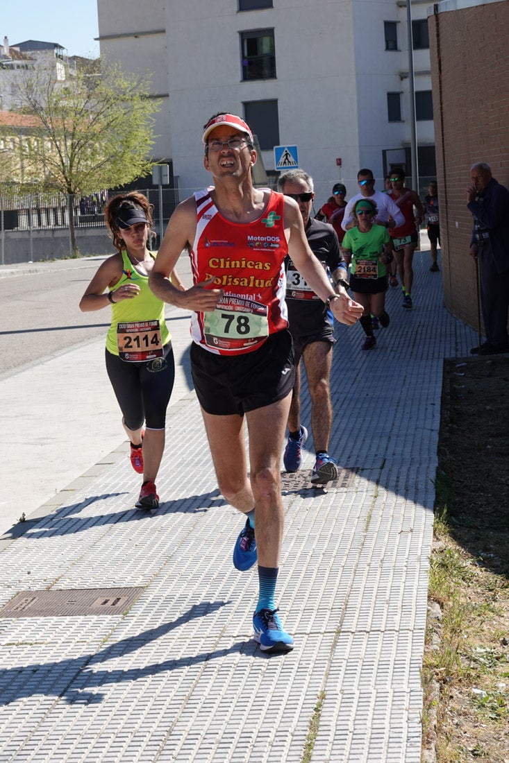 A algunos participantes parece que los 10 kilómetros del reccorido de la prueba de fondo de Loja se les hace leve a tenor de sus sonrisas y buen rollo. Otros en cambio parecen sufrir más o simplemente se concentran para disfrutar de la carrera.