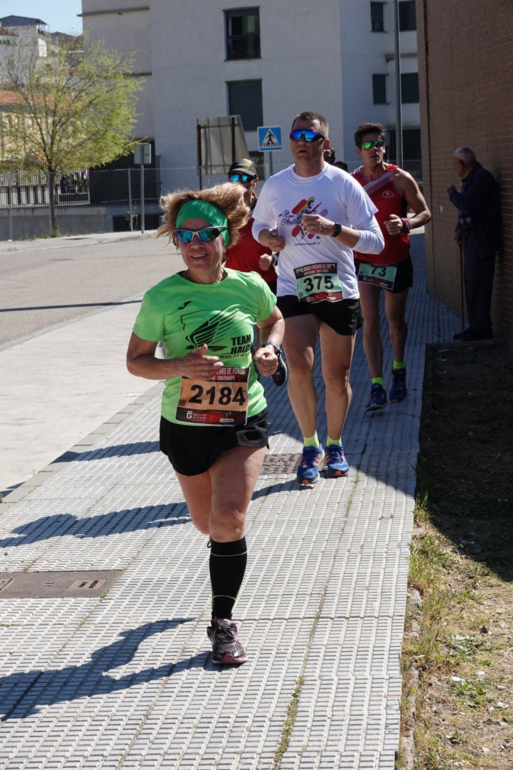 A algunos participantes parece que los 10 kilómetros del reccorido de la prueba de fondo de Loja se les hace leve a tenor de sus sonrisas y buen rollo. Otros en cambio parecen sufrir más o simplemente se concentran para disfrutar de la carrera.