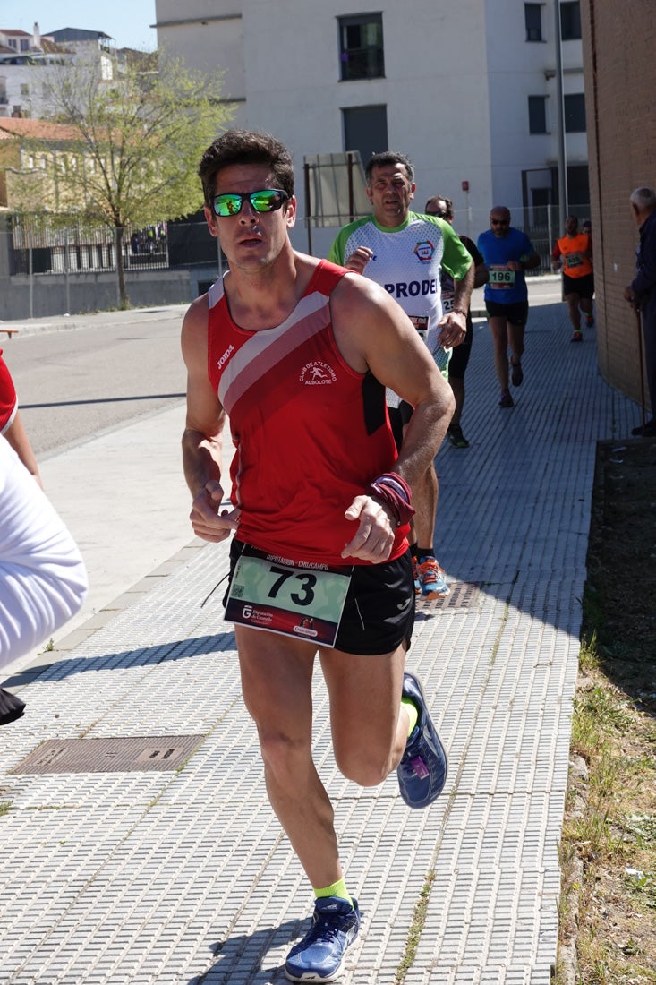 A algunos participantes parece que los 10 kilómetros del reccorido de la prueba de fondo de Loja se les hace leve a tenor de sus sonrisas y buen rollo. Otros en cambio parecen sufrir más o simplemente se concentran para disfrutar de la carrera.