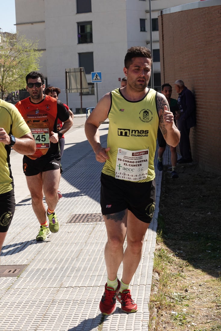 A algunos participantes parece que los 10 kilómetros del reccorido de la prueba de fondo de Loja se les hace leve a tenor de sus sonrisas y buen rollo. Otros en cambio parecen sufrir más o simplemente se concentran para disfrutar de la carrera.