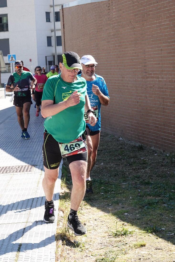 A algunos participantes parece que los 10 kilómetros del reccorido de la prueba de fondo de Loja se les hace leve a tenor de sus sonrisas y buen rollo. Otros en cambio parecen sufrir más o simplemente se concentran para disfrutar de la carrera.