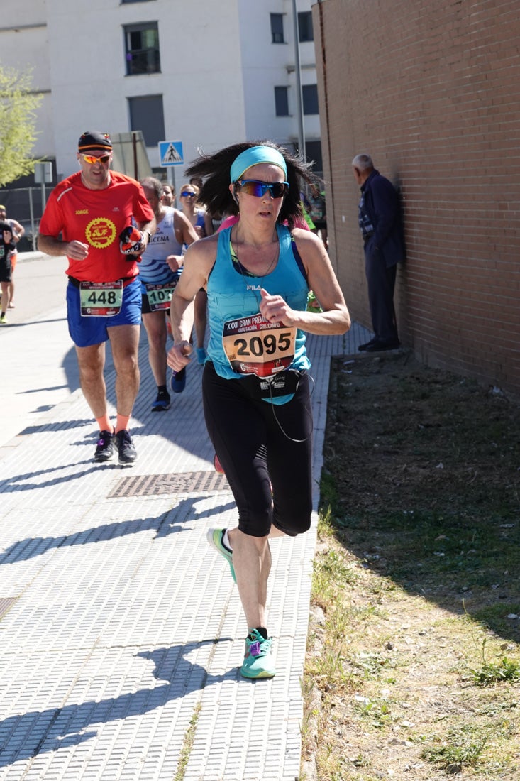 A algunos participantes parece que los 10 kilómetros del reccorido de la prueba de fondo de Loja se les hace leve a tenor de sus sonrisas y buen rollo. Otros en cambio parecen sufrir más o simplemente se concentran para disfrutar de la carrera.