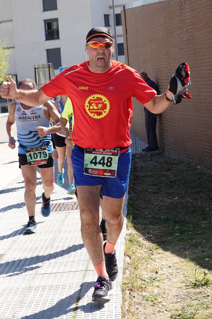 A algunos participantes parece que los 10 kilómetros del reccorido de la prueba de fondo de Loja se les hace leve a tenor de sus sonrisas y buen rollo. Otros en cambio parecen sufrir más o simplemente se concentran para disfrutar de la carrera.