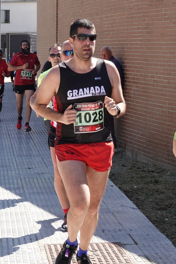 A algunos participantes parece que los 10 kilómetros del reccorido de la prueba de fondo de Loja se les hace leve a tenor de sus sonrisas y buen rollo. Otros en cambio parecen sufrir más o simplemente se concentran para disfrutar de la carrera.