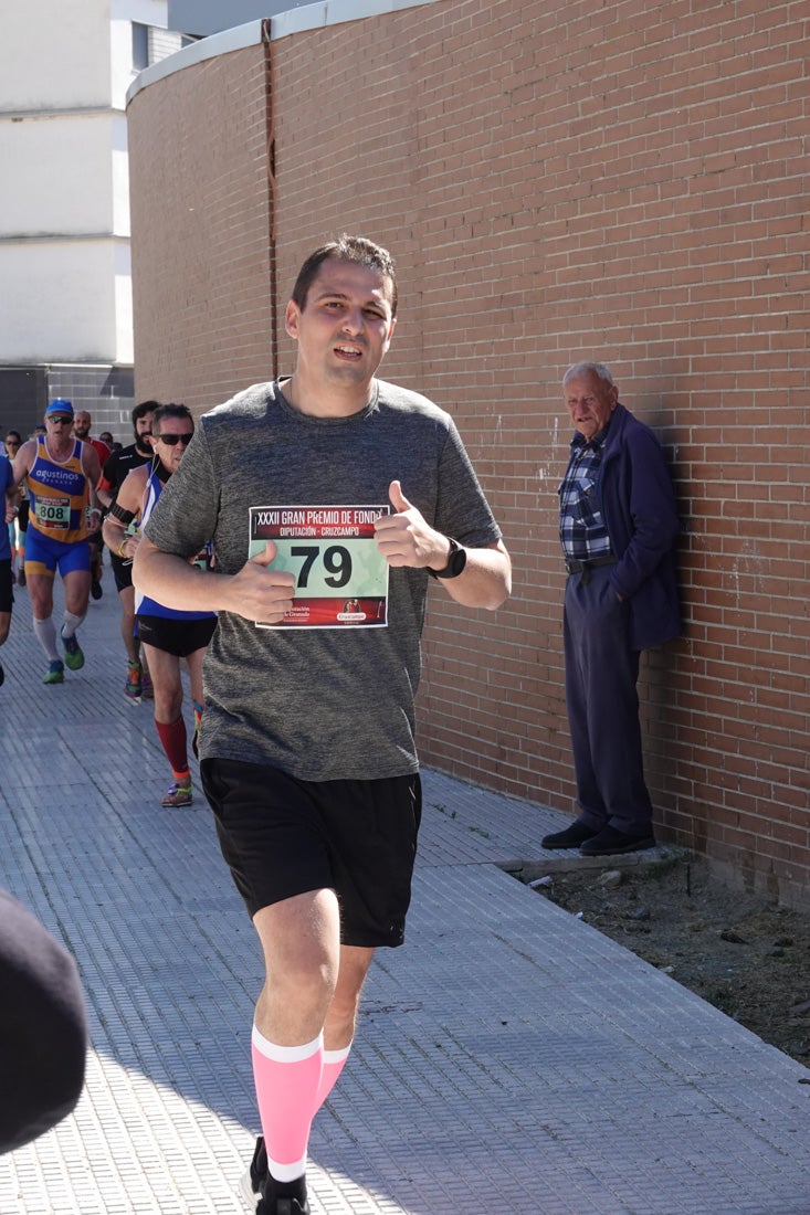 A algunos participantes parece que los 10 kilómetros del reccorido de la prueba de fondo de Loja se les hace leve a tenor de sus sonrisas y buen rollo. Otros en cambio parecen sufrir más o simplemente se concentran para disfrutar de la carrera.