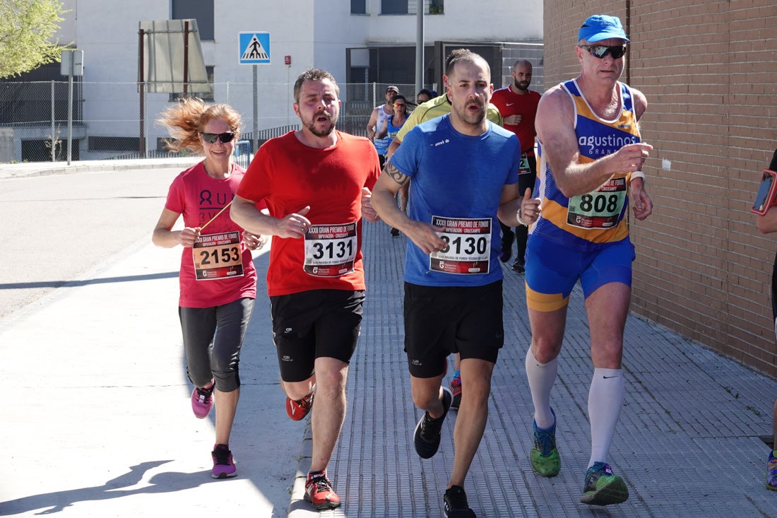 A algunos participantes parece que los 10 kilómetros del reccorido de la prueba de fondo de Loja se les hace leve a tenor de sus sonrisas y buen rollo. Otros en cambio parecen sufrir más o simplemente se concentran para disfrutar de la carrera.