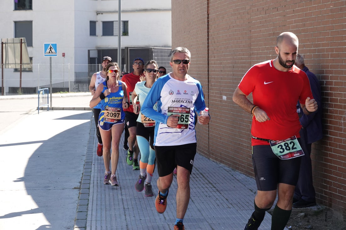 A algunos participantes parece que los 10 kilómetros del reccorido de la prueba de fondo de Loja se les hace leve a tenor de sus sonrisas y buen rollo. Otros en cambio parecen sufrir más o simplemente se concentran para disfrutar de la carrera.