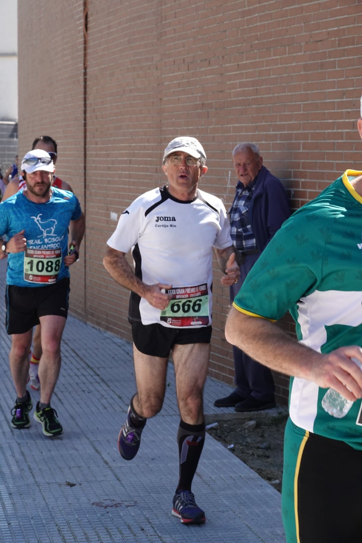 A algunos participantes parece que los 10 kilómetros del reccorido de la prueba de fondo de Loja se les hace leve a tenor de sus sonrisas y buen rollo. Otros en cambio parecen sufrir más o simplemente se concentran para disfrutar de la carrera.