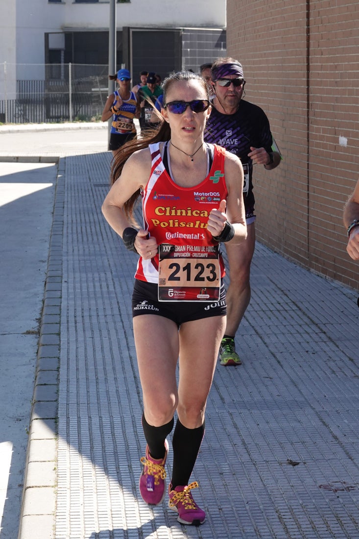 A algunos participantes parece que los 10 kilómetros del reccorido de la prueba de fondo de Loja se les hace leve a tenor de sus sonrisas y buen rollo. Otros en cambio parecen sufrir más o simplemente se concentran para disfrutar de la carrera.