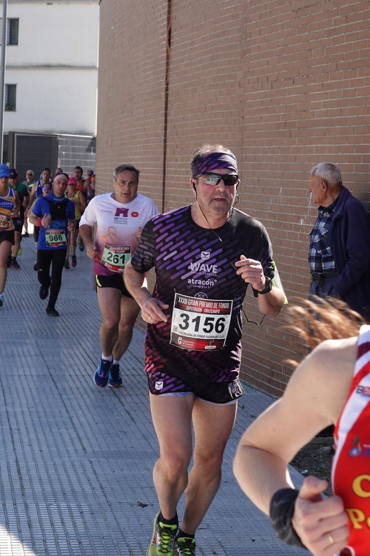 A algunos participantes parece que los 10 kilómetros del reccorido de la prueba de fondo de Loja se les hace leve a tenor de sus sonrisas y buen rollo. Otros en cambio parecen sufrir más o simplemente se concentran para disfrutar de la carrera.