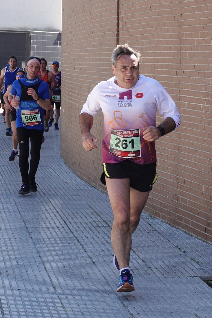 A algunos participantes parece que los 10 kilómetros del reccorido de la prueba de fondo de Loja se les hace leve a tenor de sus sonrisas y buen rollo. Otros en cambio parecen sufrir más o simplemente se concentran para disfrutar de la carrera.