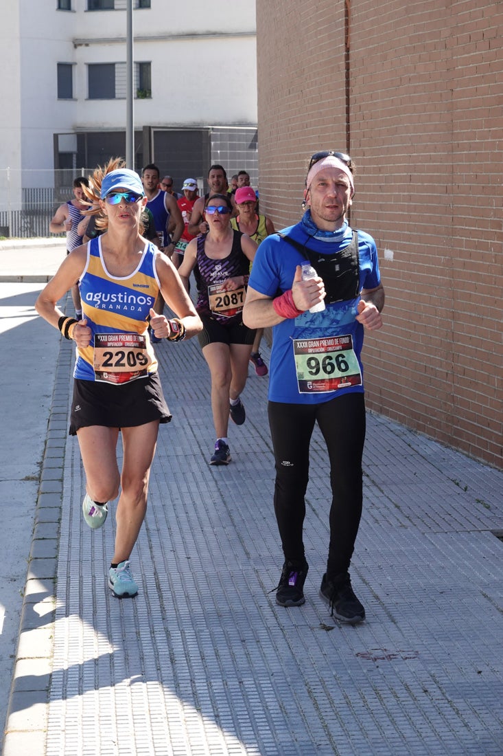 A algunos participantes parece que los 10 kilómetros del reccorido de la prueba de fondo de Loja se les hace leve a tenor de sus sonrisas y buen rollo. Otros en cambio parecen sufrir más o simplemente se concentran para disfrutar de la carrera.