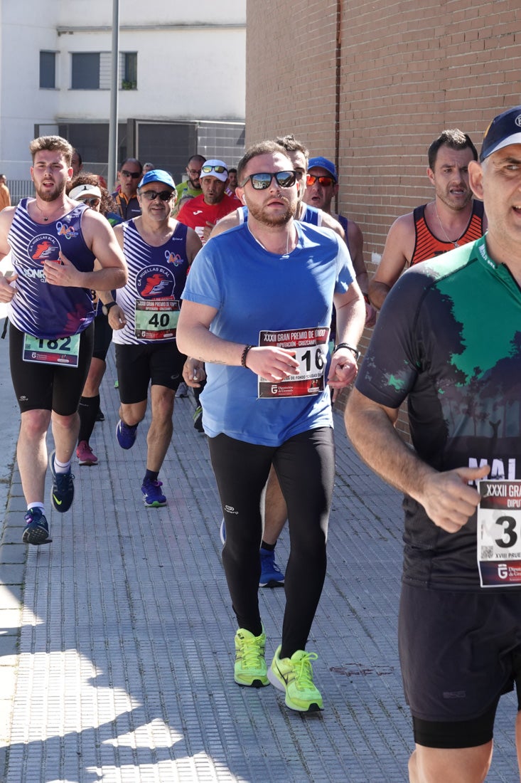 A algunos participantes parece que los 10 kilómetros del reccorido de la prueba de fondo de Loja se les hace leve a tenor de sus sonrisas y buen rollo. Otros en cambio parecen sufrir más o simplemente se concentran para disfrutar de la carrera.