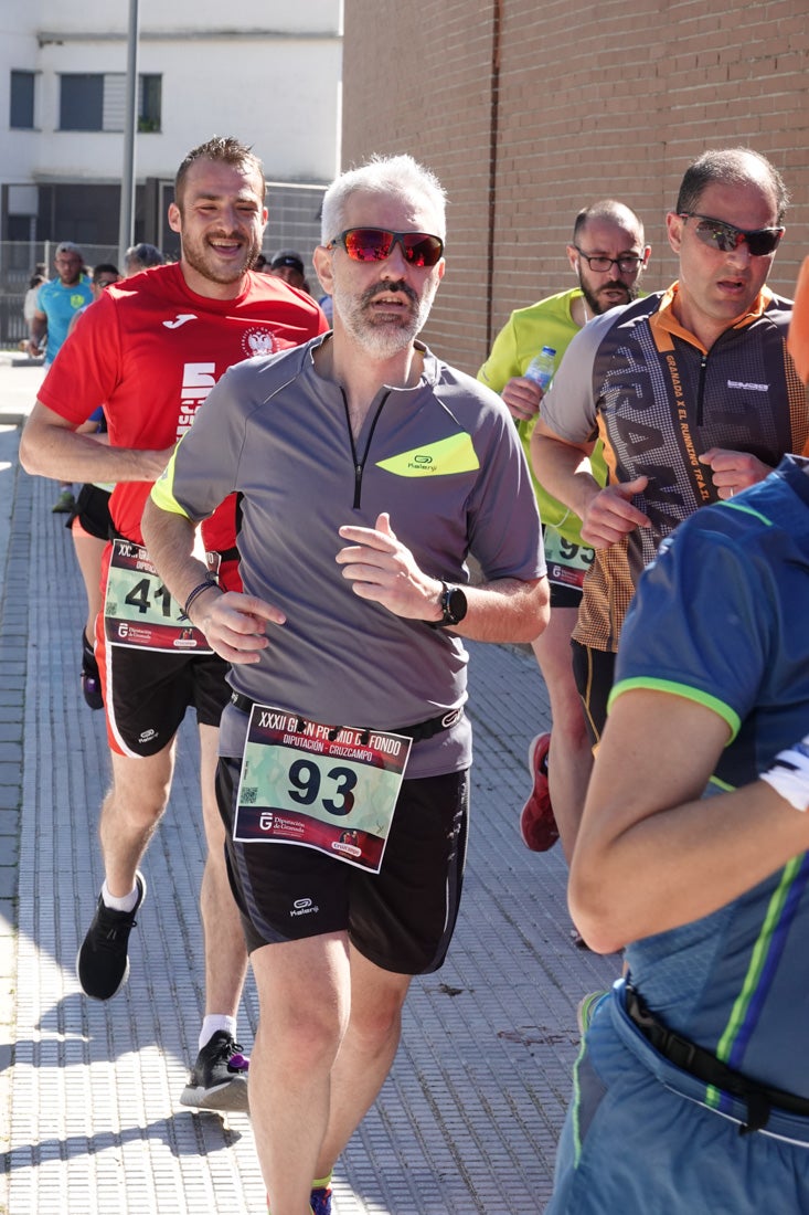 A algunos participantes parece que los 10 kilómetros del reccorido de la prueba de fondo de Loja se les hace leve a tenor de sus sonrisas y buen rollo. Otros en cambio parecen sufrir más o simplemente se concentran para disfrutar de la carrera.