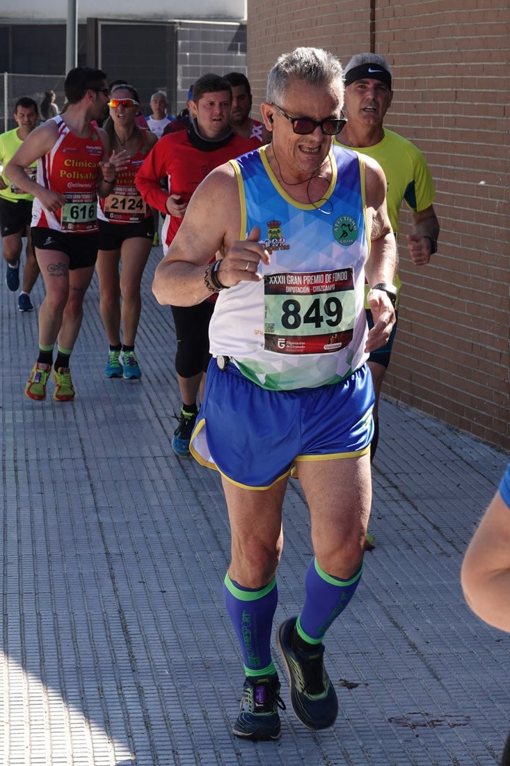 El reguero de atletas es amplio. Las piernas pesan en algunos momentos pero el objetivo de llegar a meta se mantiene. Si has participado en la carrera de fondo de Loja, prueba suerte a ver si te hemos retratado a lo largo del recorrido.