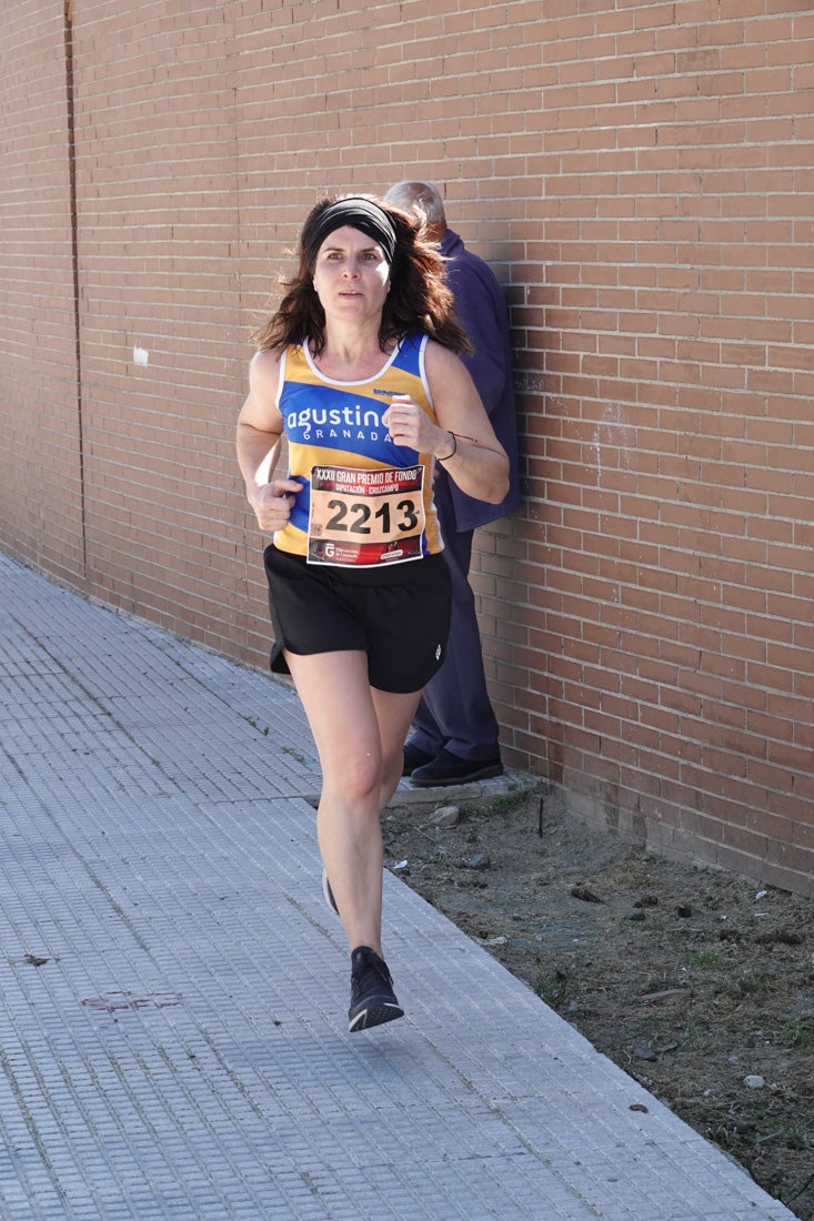 El reguero de atletas es amplio. Las piernas pesan en algunos momentos pero el objetivo de llegar a meta se mantiene. Si has participado en la carrera de fondo de Loja, prueba suerte a ver si te hemos retratado a lo largo del recorrido.